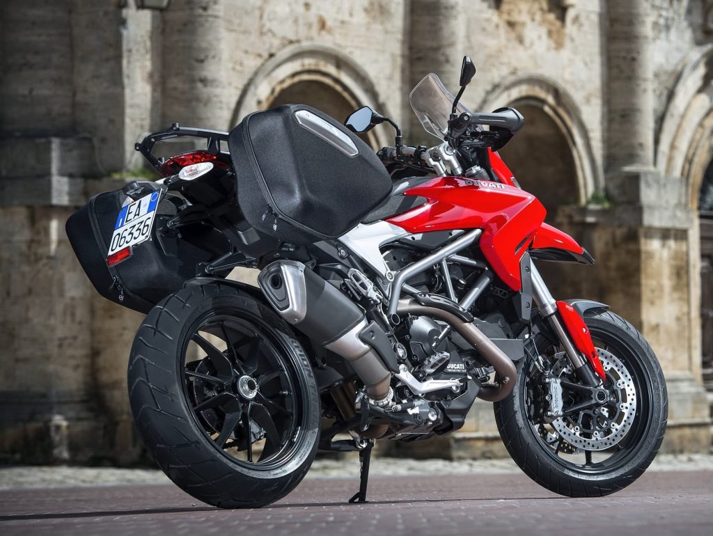 2013-2015 Ducati Hyperstrada 821 static outdoor 1