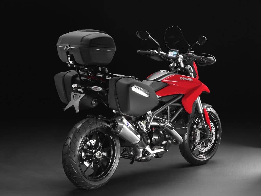 2013-2015 Ducati Hyperstrada 821 studio 2