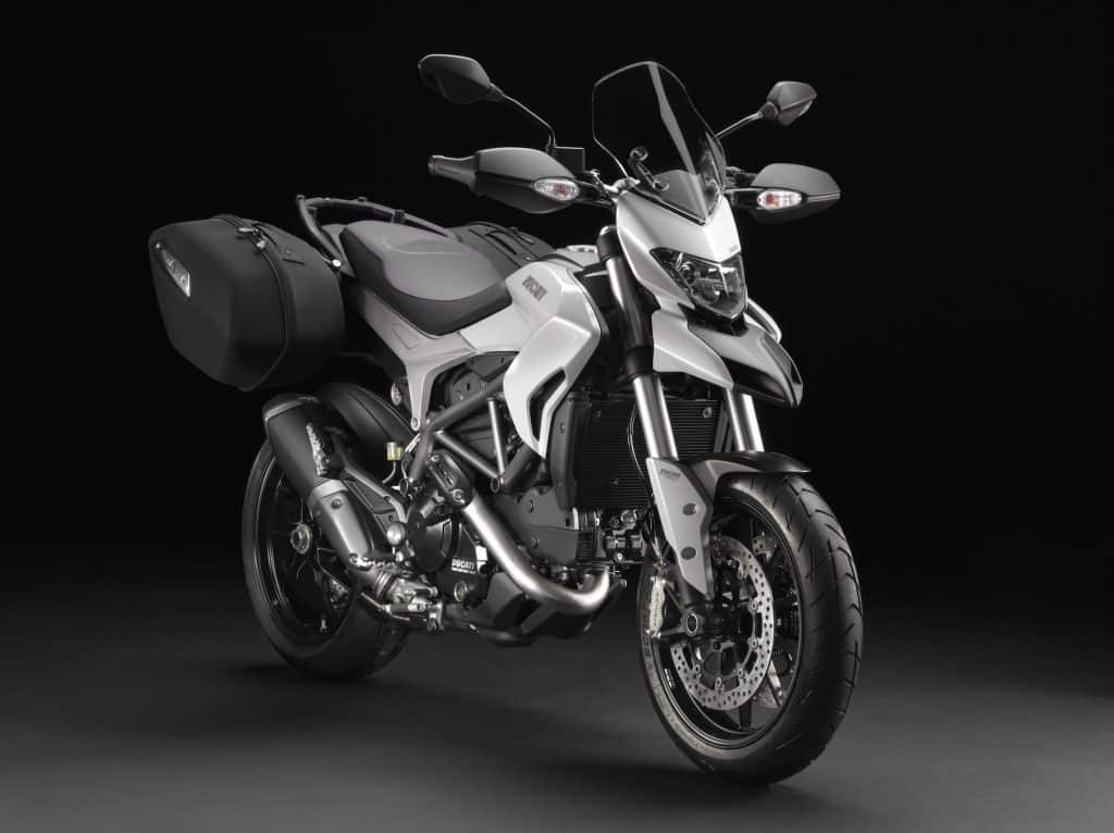 2013-2015 Ducati Hyperstrada 821 studio 5