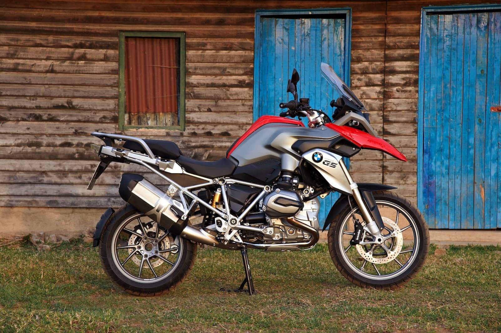 BMW R 1200 GS wethead 2013-2018 parked in front of barn