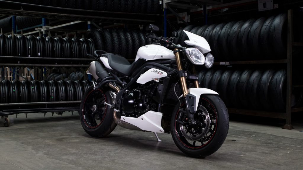 Triumph Speed Triple 1050 2011-2015 static image with tyres around